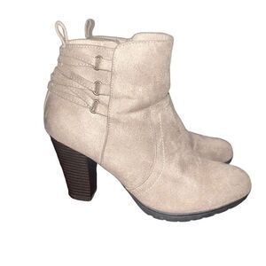 WHITE MOUNTAIN Womens Taupe Serinda Round Toe Stacked Heel Booties 8.5 M